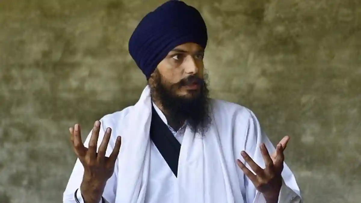 Amritpal Singh Khalsa in traditional bana wearing navy blue dastaar, passionately speaking about Sikh maryada and Khalsa ideology.
