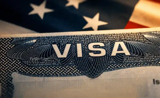 US Visa Fee ਨਾਲ ਜੁੜੀ ਖ਼ਬਰ ਲਈ ਪਾਸਪੋਰਟ ਅਤੇ ਹਵਾਈ ਅੱਡੇ ਦੀ ਪ੍ਰਤੀਕਾਤਮਕ ਤਸਵੀਰ