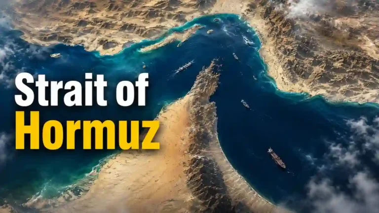 Strait of Hormuz ਨੇੜੇ ਖਾੜੀ ਵਿੱਚ ਤੇਲ ਟੈਂਕਰ ਤੇ ਜੰਗੀ ਜਹਾਜ਼।